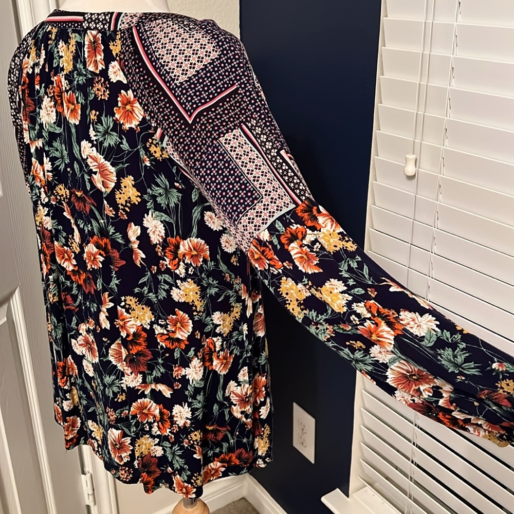 EUC Jodifl Floral Top - Picture 5 of 6